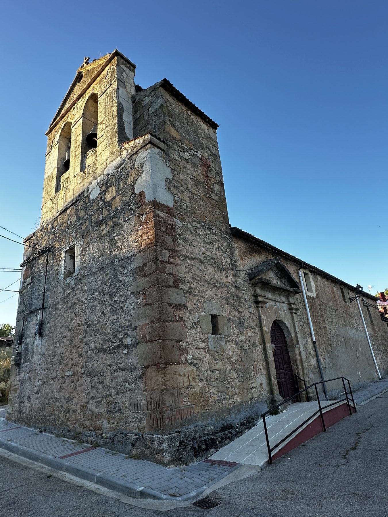 Torre de la iglesia de piedra de Muriel Viejo