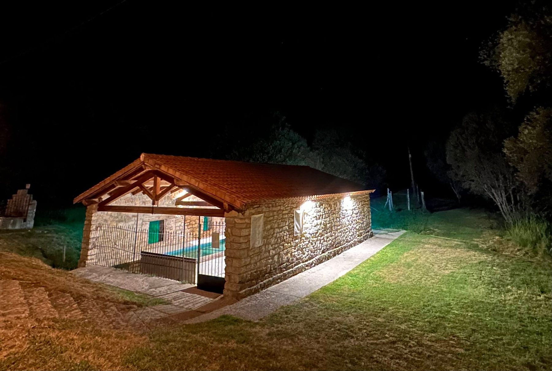 Lavadero de piedra de Muriel Viejo iluminado de noche