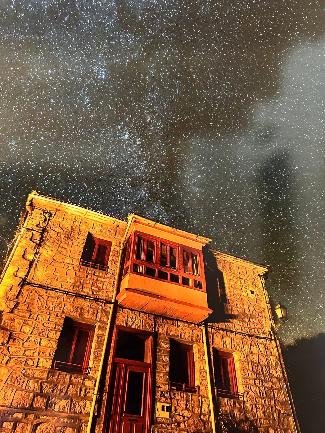 Casa de piedra de Muriel Viejo bajo la Vía Láctea